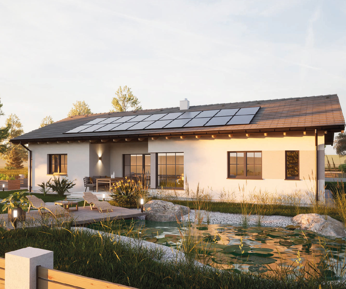Bungalow mit Photovoltaikanlage und Terrasse bei Abendsonne, Gartenteich im Vordergrund
