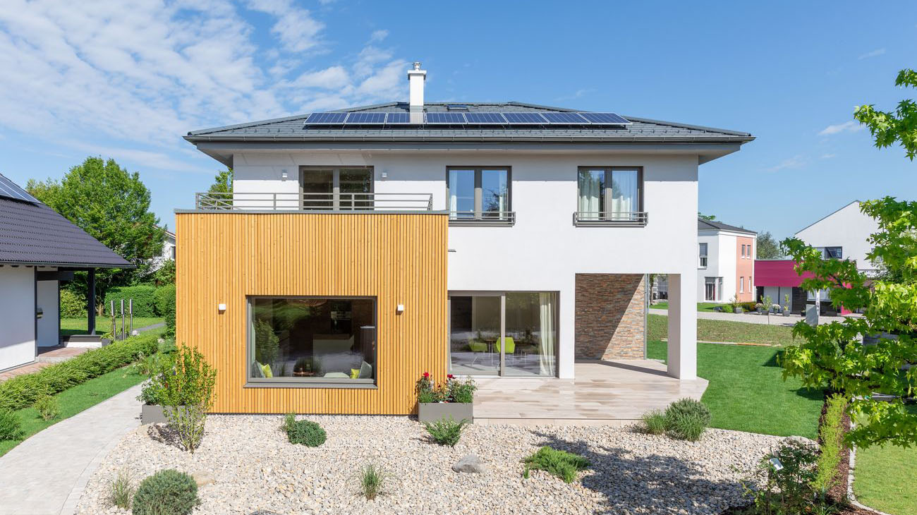 Vorderseite des Hauses mit Terrasse und Holzanbau