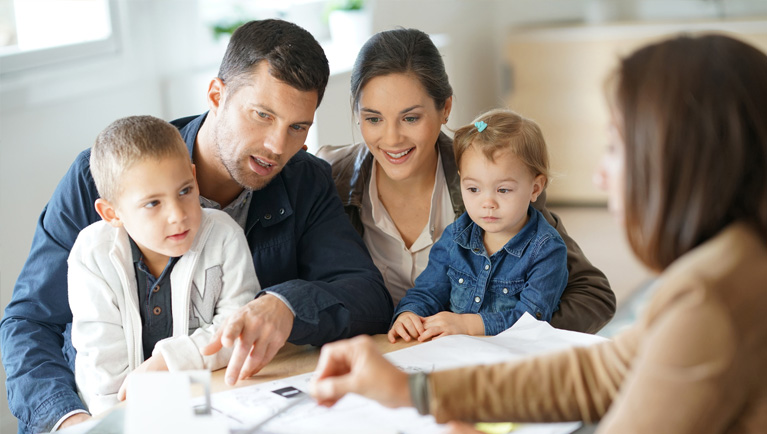 Familie mit zwei Kindern bei Beratungsgespräch mit einer Hartl Haus Fachberaterin