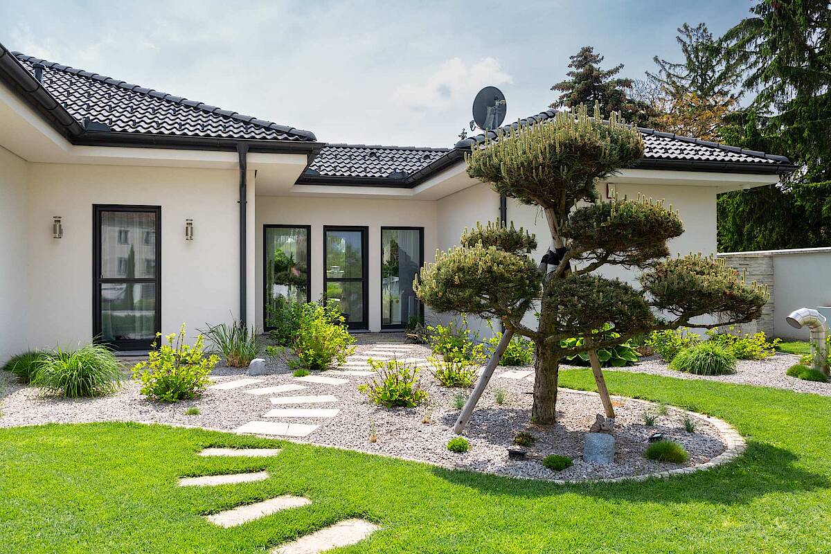 Gepflegter Garten mit Terrasse und Steinplatten als Weg