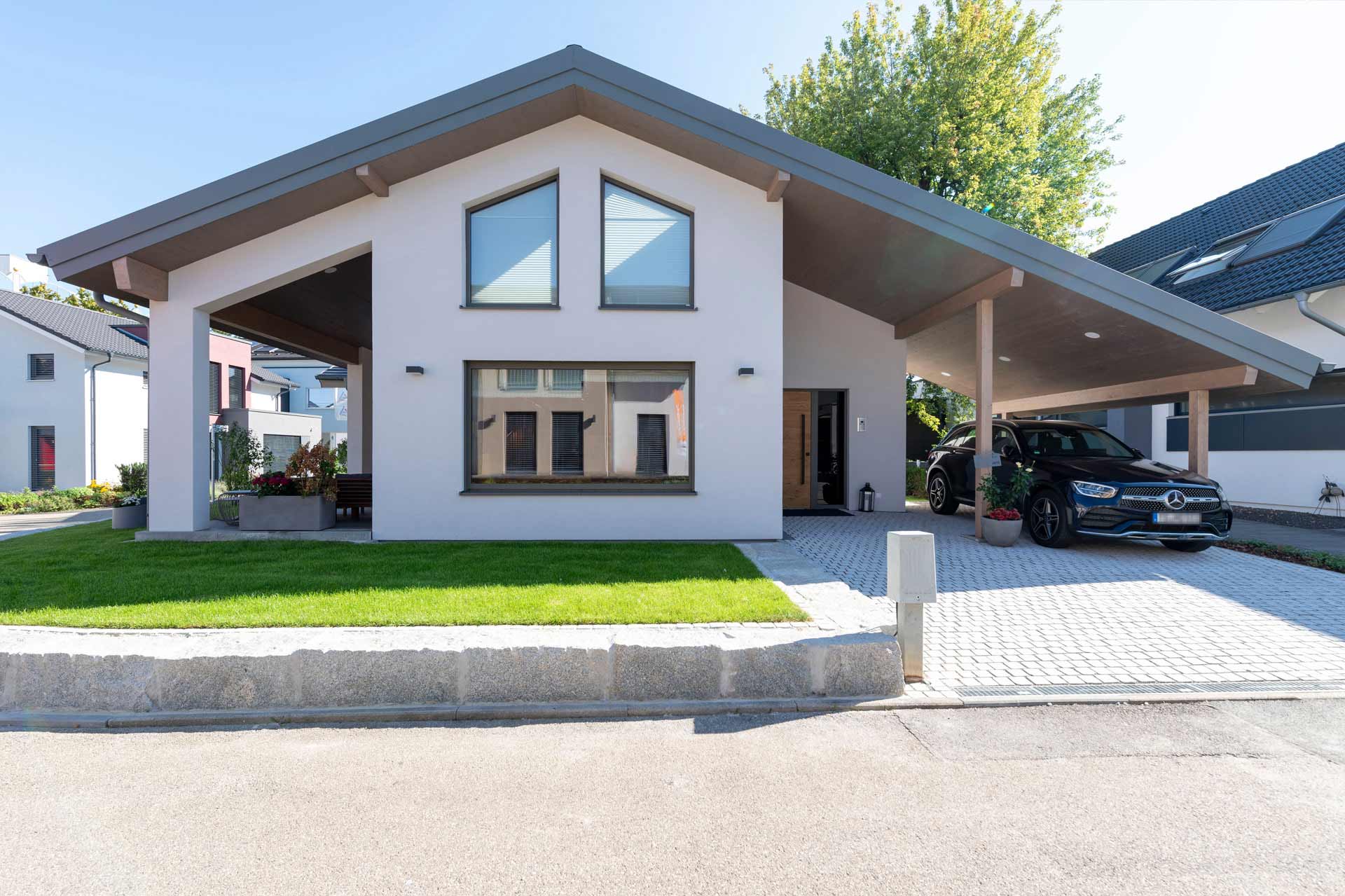 Musterhaus Fellbach Vorderseite mit Eingang und Carport