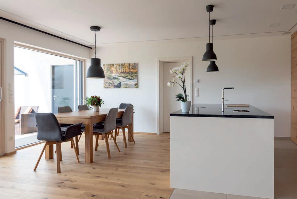 Wohn- und Essbereich mit Kücheninsel im Ambition 121 W