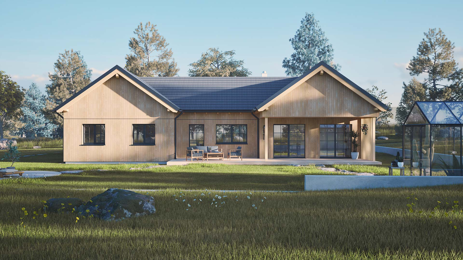 Frontansicht des Holzhauses im skandinavischen Design. Symmetrisch angeordnete Fenster und eine überdachte Terrasse mit dekorativen Pflanzen runden das harmonische Bild ab.