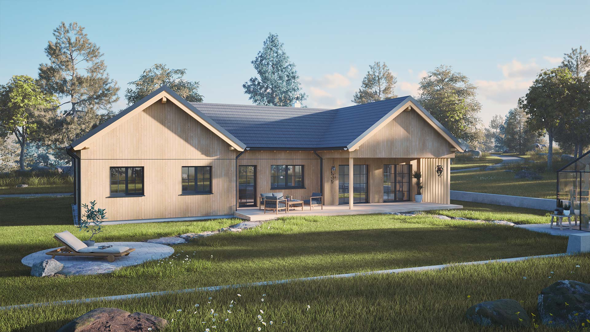 Außenansicht eines modernen Einfamilienhauses im skandinavischen Stil. Das Haus ist aus Holz gefertigt und verfügt über eine großzügige Terrasse mit Sitzgelegenheiten, umgeben von grüner Natur und Bäumen.