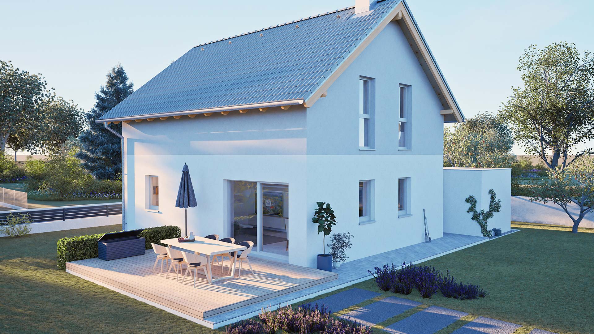 Rückansicht eines Einfamilienhauses von Hartl Haus mit Holzterrasse und Gartenmöbeln.