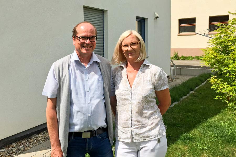 Herr und Frau Kapp vor ihrem Haus im Garten