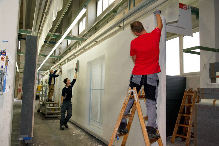 Mitarbeiter bei der Fassadenkonstruktion