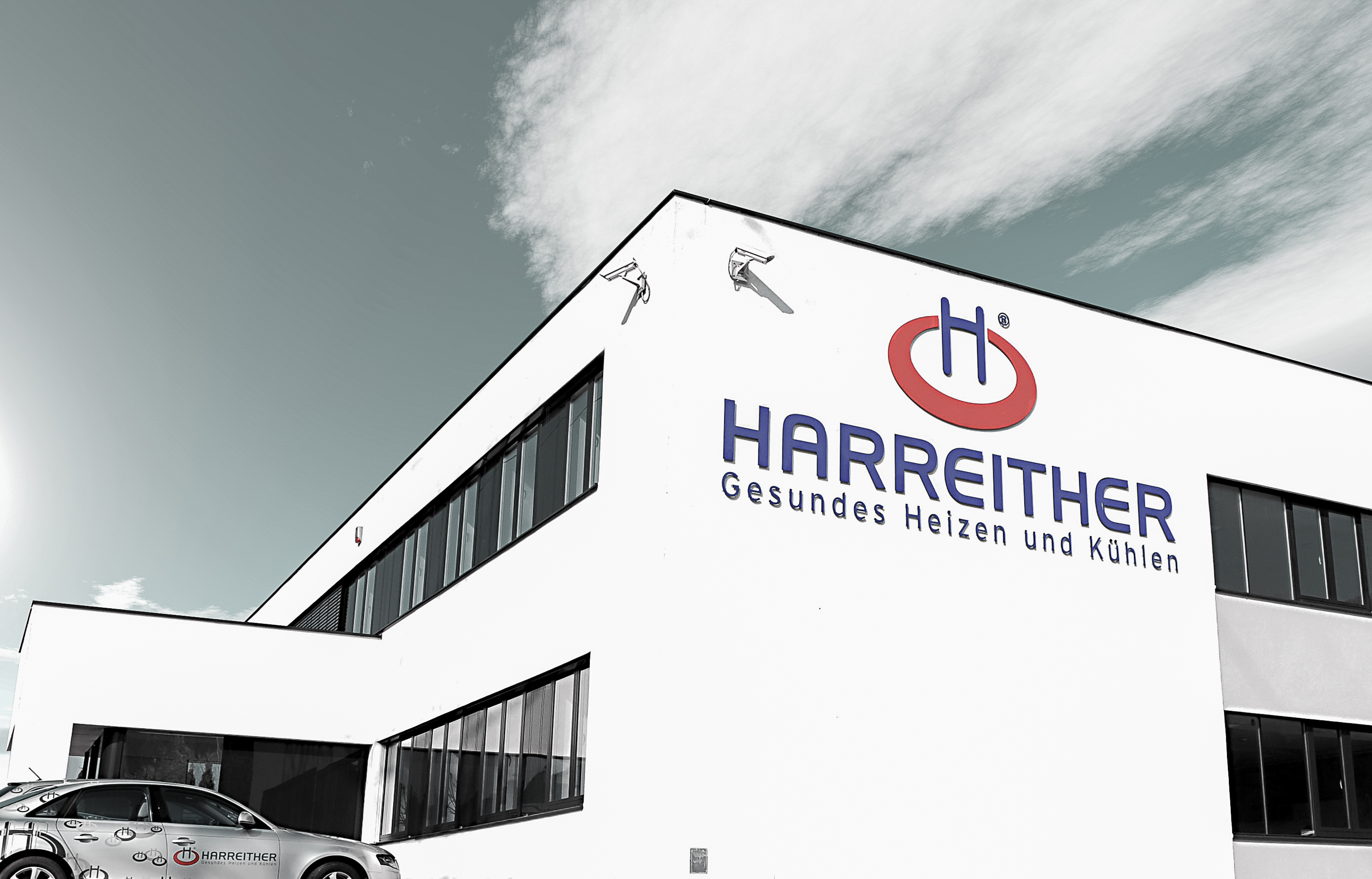 Firmengebäude mit Logo von Harreither