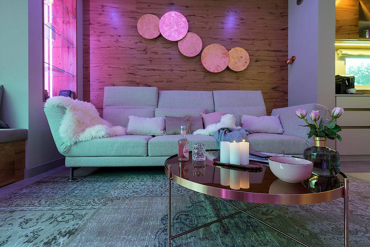 Farbig beleuchtetes Wohnzimmer mit Loxone