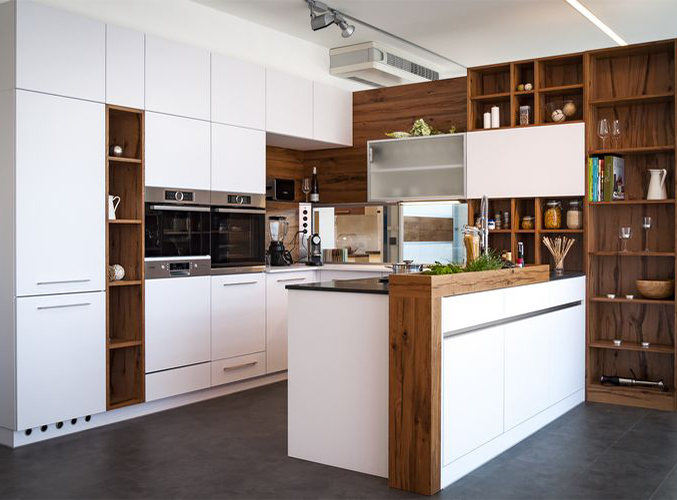 Moderne Küche mit Kücheninsel. Weiße Möbel mit dunklem Holz.