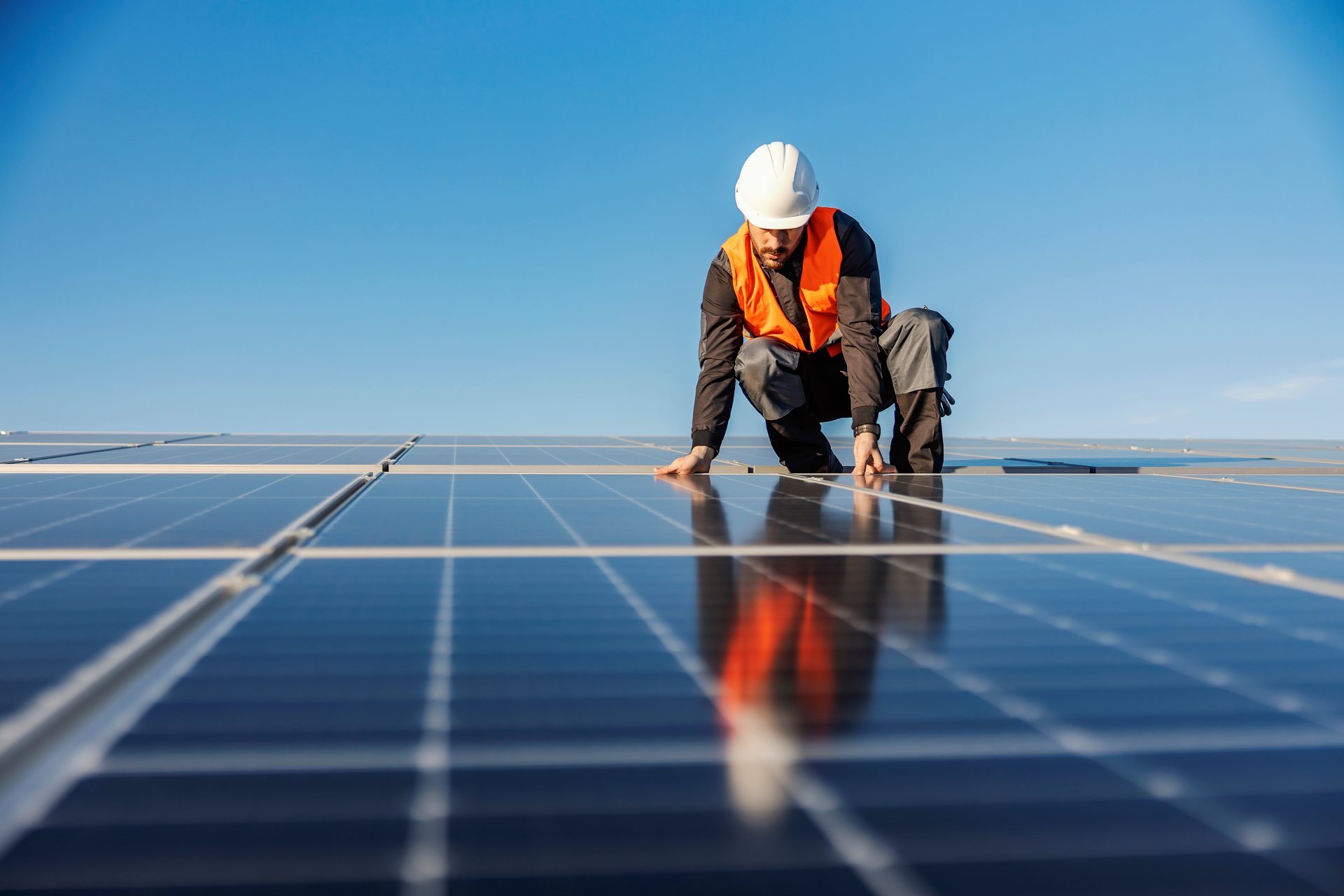 Monteur montiert Module einer großen Photovoltaikanlage