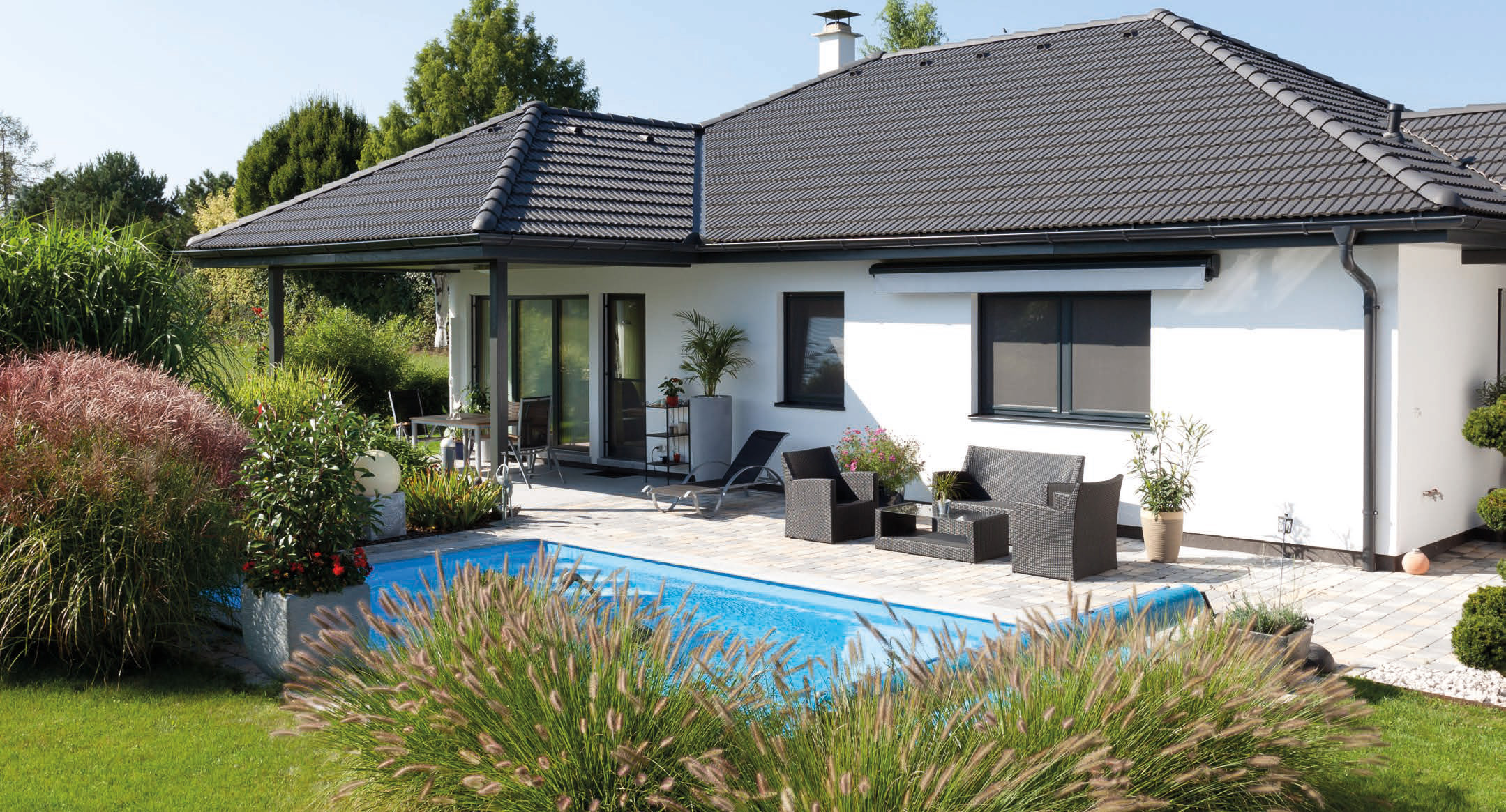 Rückseite des Bungalows mit Garten und Pool