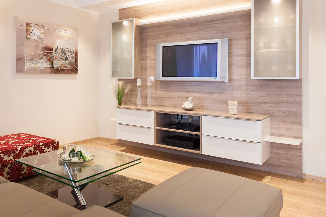 Wohnbereich mit Couch und Wohnwand mit TV