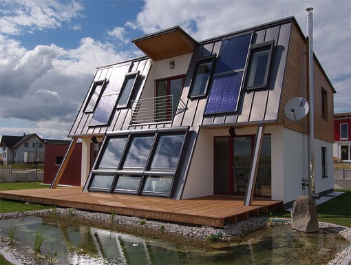 Klima-aktiv Musterhaus "Energy X" aus dem Jahr 2007. Futuristisches Haus mit Photovoltaikanlage