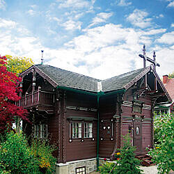 Erstes Hartl Haus aus dem Jahr 1910. Klassisches Einfamilienhaus aus dunklem Holz