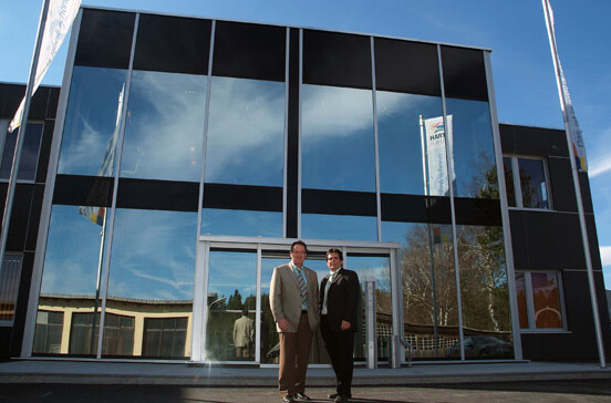 Hartl Haus Kompetenzzentrum: Gebäude mit verspiegelter Glasfront