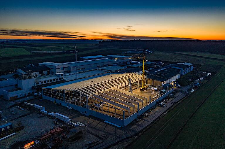 Luftbild aus der Bauphase der Hartl Haus Tischlerei, Hallengerüst