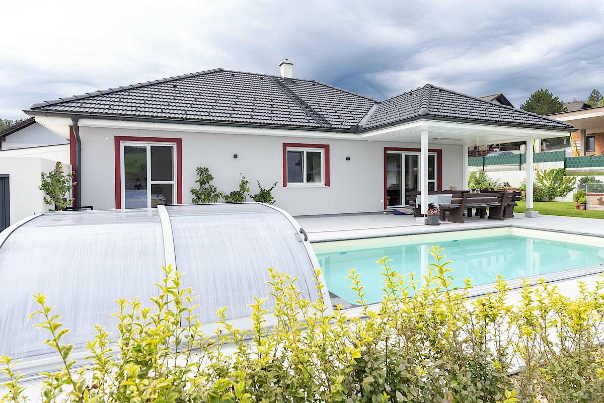 Pool mit Überdachung, Bungalow im Hintergrund