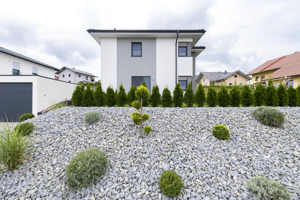 Seite Trend 146 W mit Steingarten