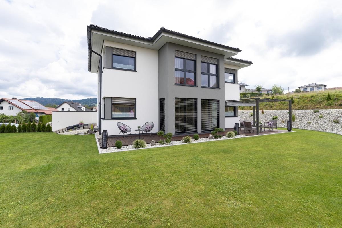 Rückseite Trend 146 W mit Garten und Terrasse