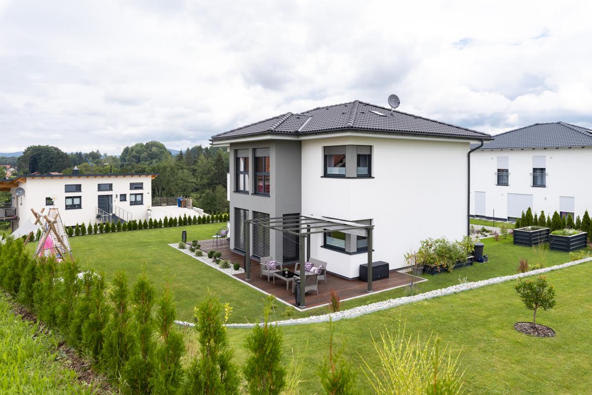 Rückseite Trend 146 W mit Garten und Terrasse, Grundstück mit Hecke