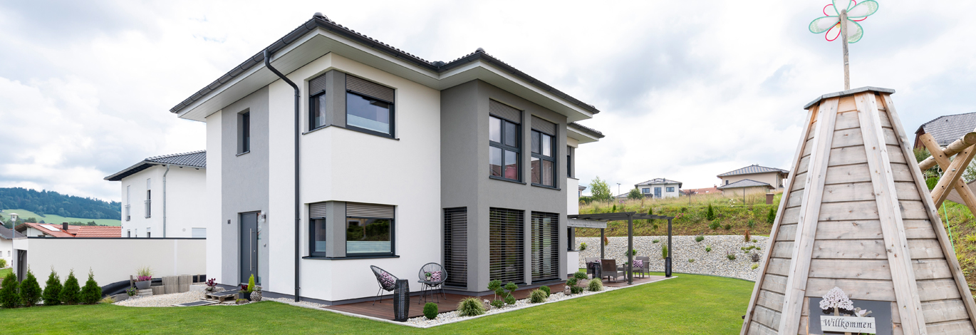 Rückseite Trend 146 W mit Garten und Terrasse