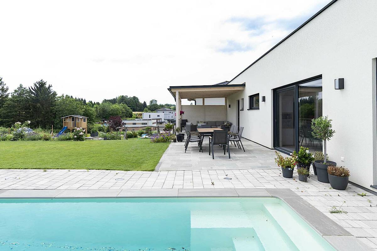 Seitlicher Blick auf die Terrasse, Pool im Vordergrund