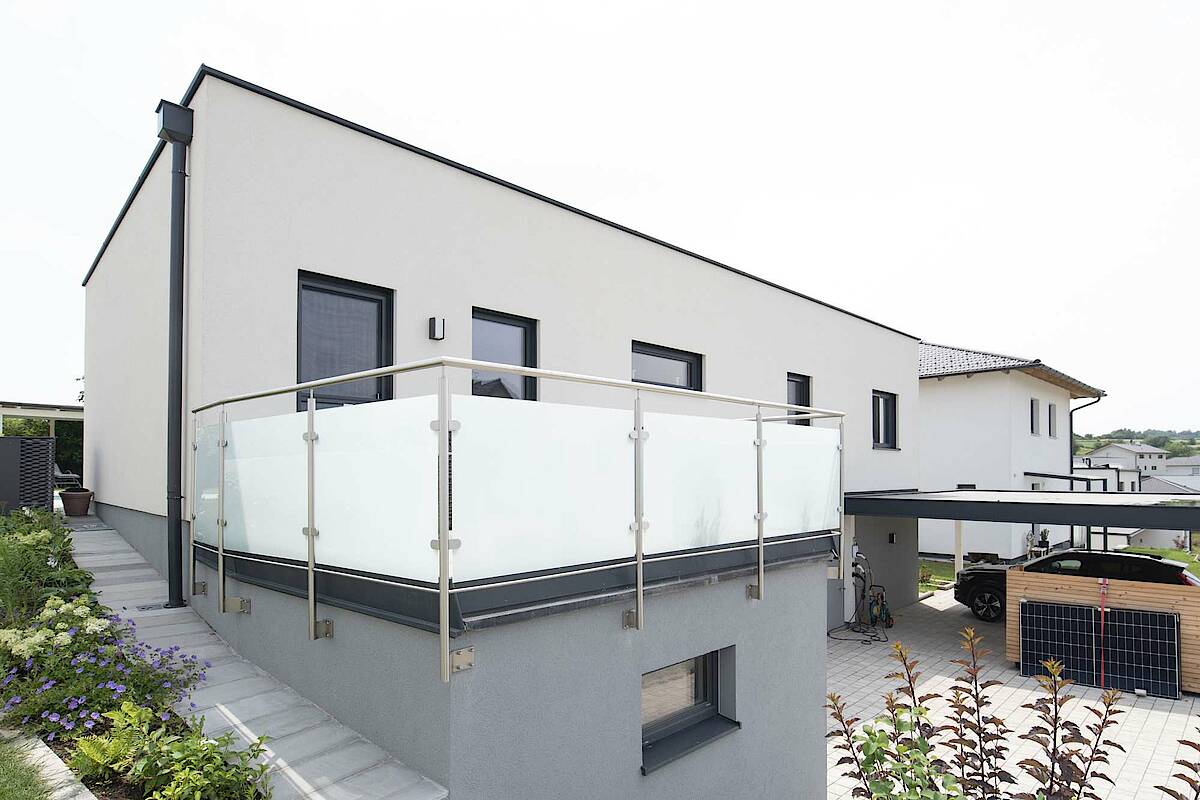 Vorderseite des Hauses mit Carport und Balkon