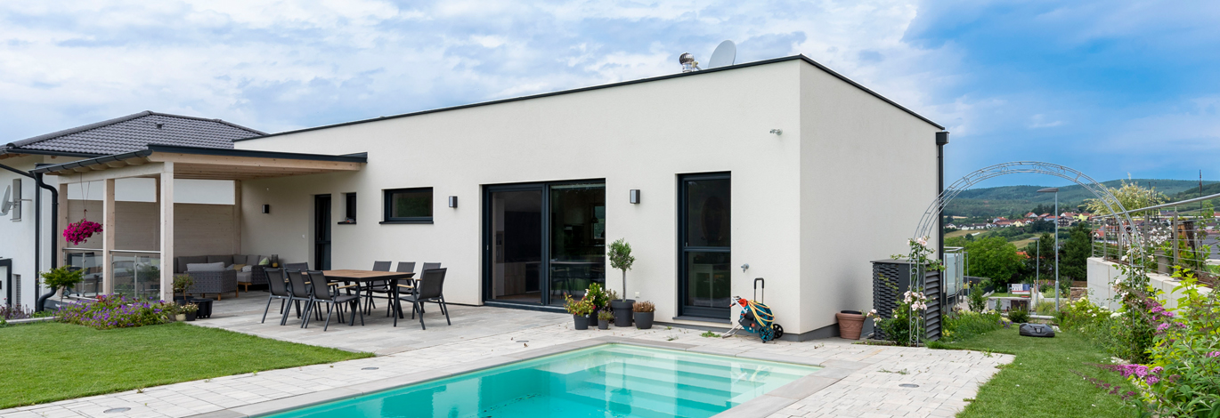 Bungalow mit großer Terrasse, Garten und Pool