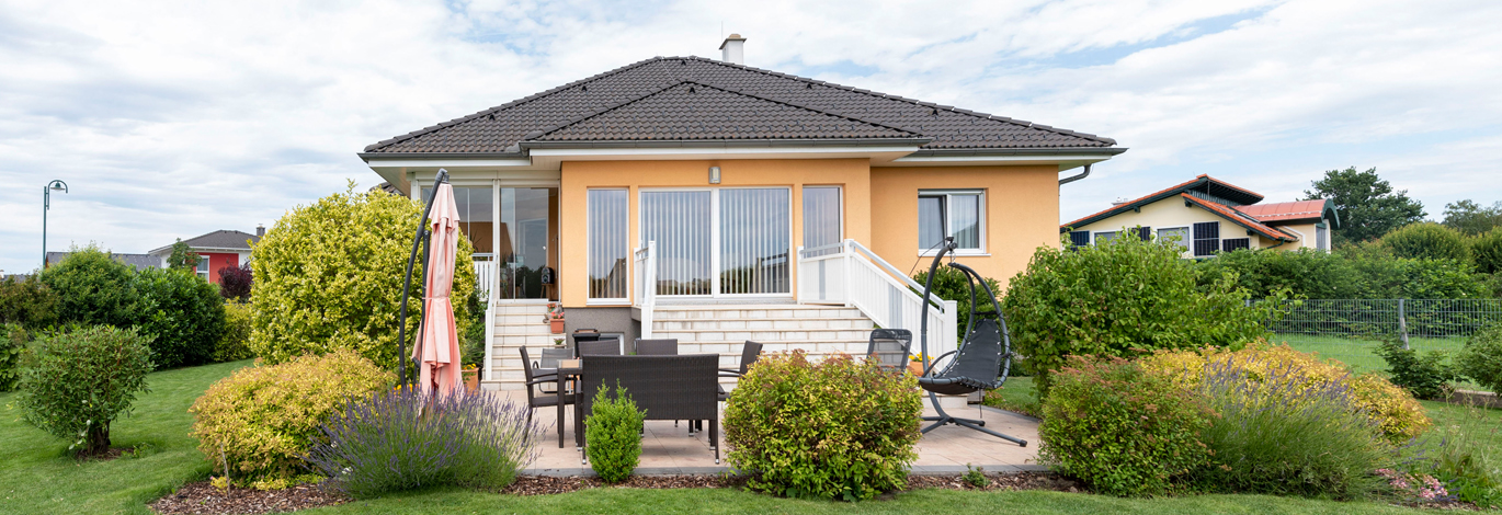 Blick aus dem Garten auf das Haus, Treppe führt zur Terrasse im Vordergrund