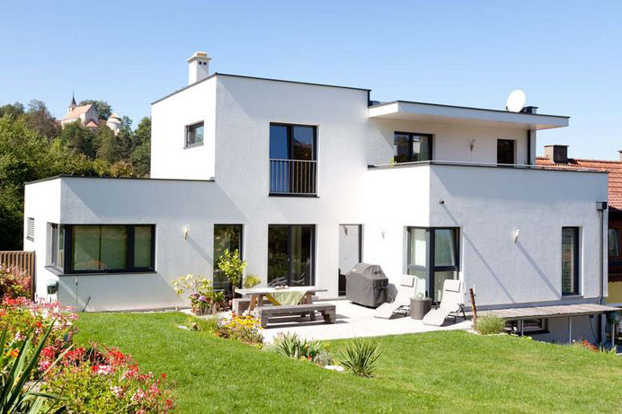 Außenansicht des modernen Hauses im Bauhaus-Stil mit Terrasse und Garten